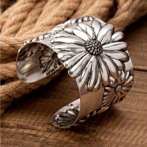 🌼🌼🌼BOGOHO 🌼🌼🌼Floral Silver Cuff Bracelet and Matching Ring Set